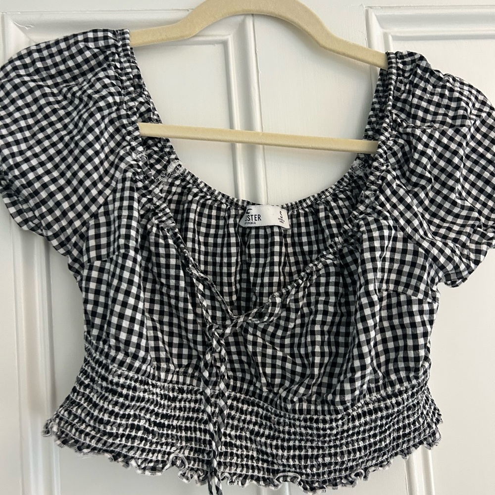 Adorable cropped black and white top from Hollister